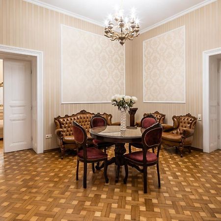 3 Bedrooms Royal Italian Style In An Austrian Building, Parking, Balcony Lviv Ngoại thất bức ảnh