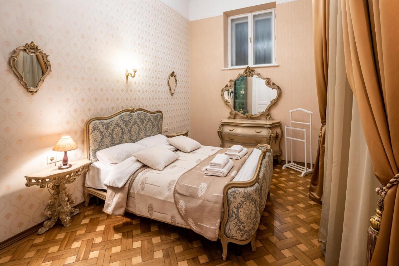 3 Bedrooms Royal Italian Style In An Austrian Building, Parking, Balcony Lviv Ngoại thất bức ảnh