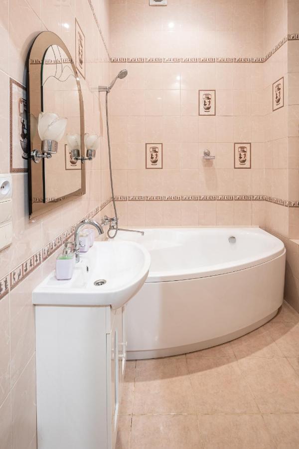 3 Bedrooms Royal Italian Style In An Austrian Building, Parking, Balcony Lviv Ngoại thất bức ảnh