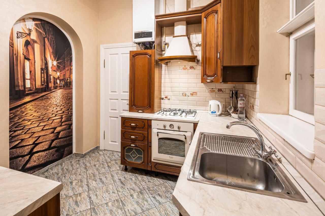 3 Bedrooms Royal Italian Style In An Austrian Building, Parking, Balcony Lviv Ngoại thất bức ảnh