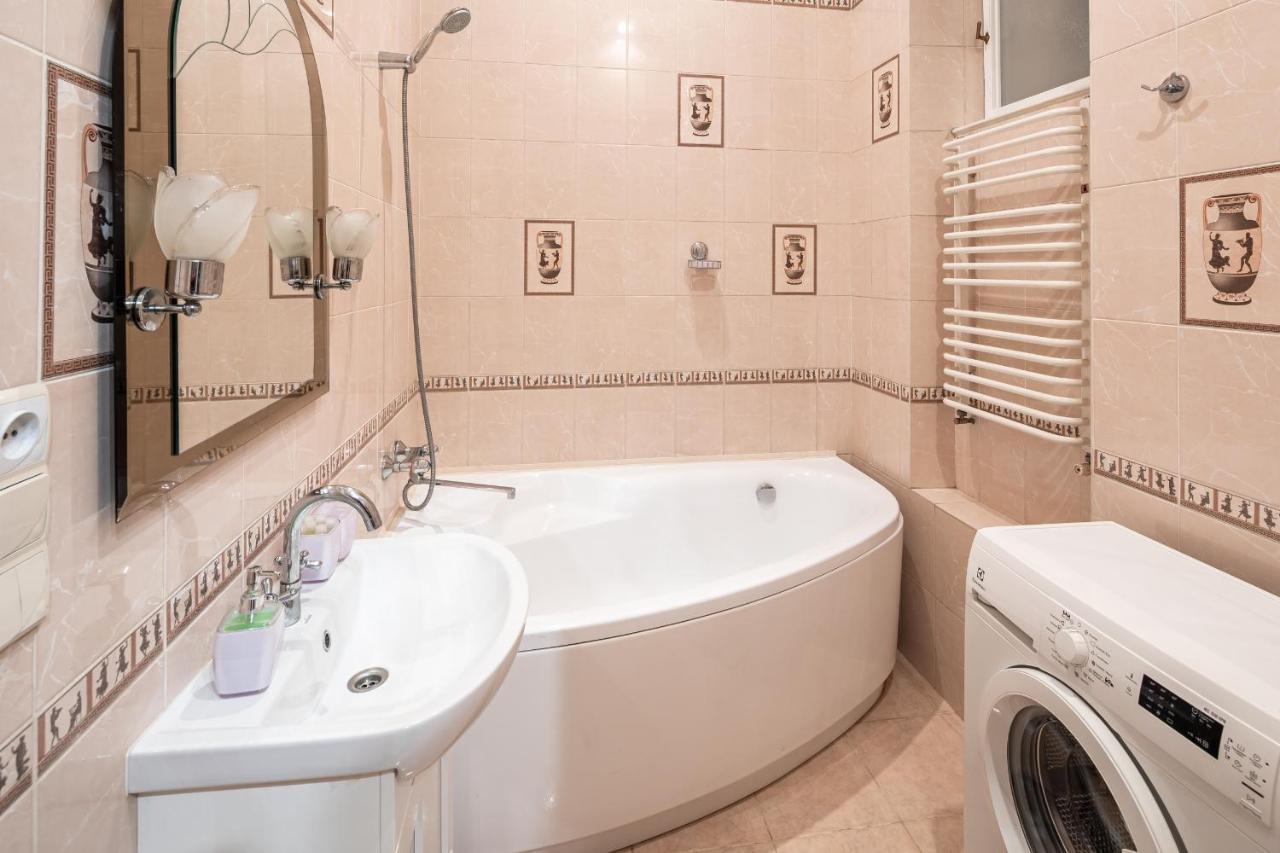 3 Bedrooms Royal Italian Style In An Austrian Building, Parking, Balcony Lviv Ngoại thất bức ảnh