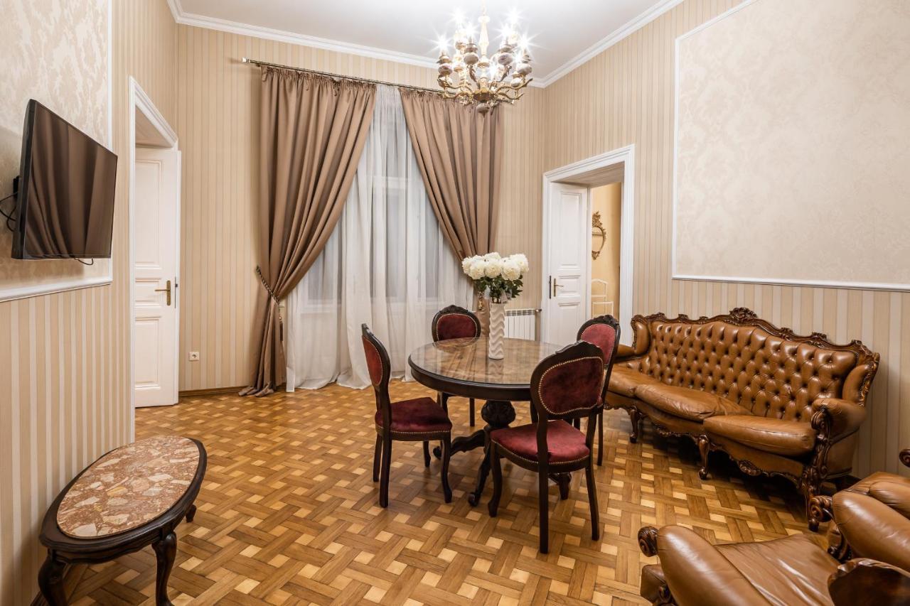 3 Bedrooms Royal Italian Style In An Austrian Building, Parking, Balcony Lviv Ngoại thất bức ảnh