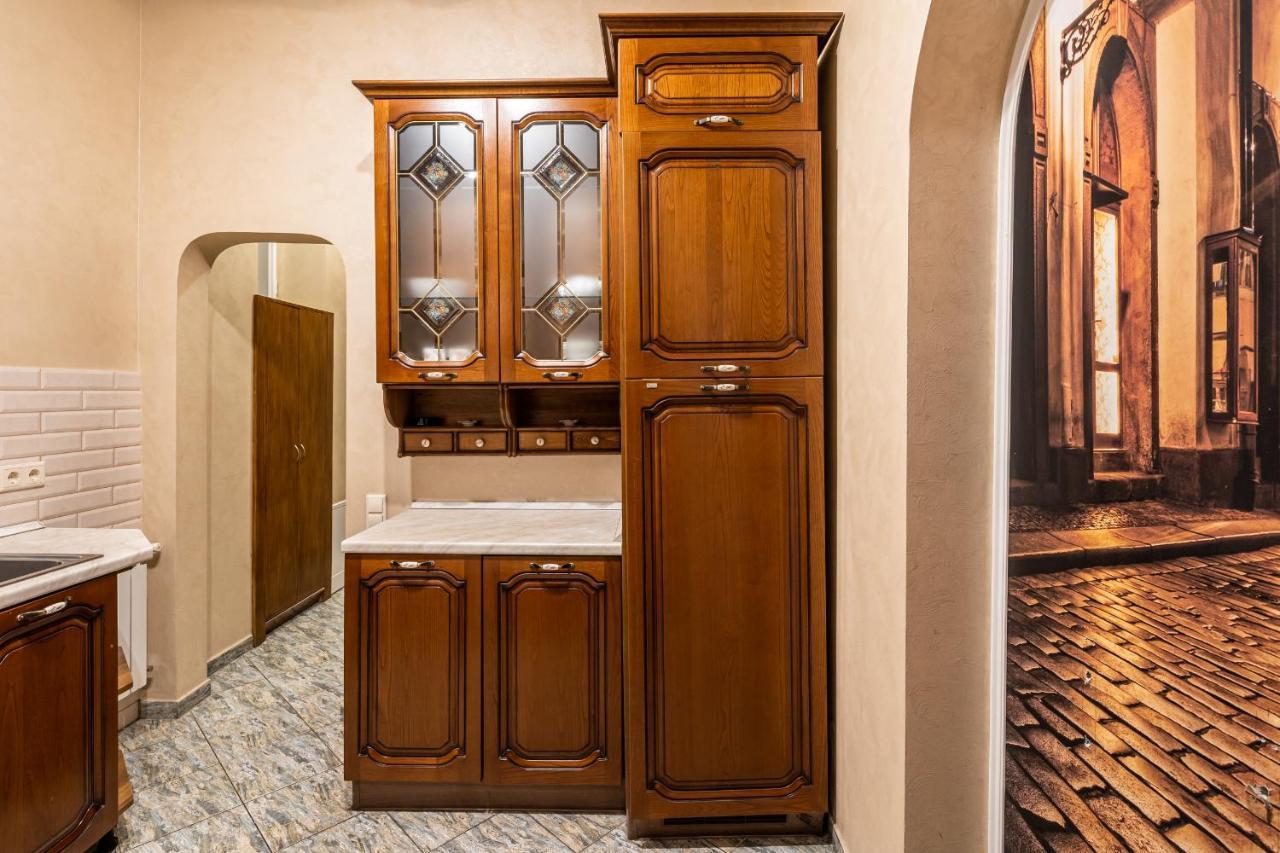 3 Bedrooms Royal Italian Style In An Austrian Building, Parking, Balcony Lviv Ngoại thất bức ảnh